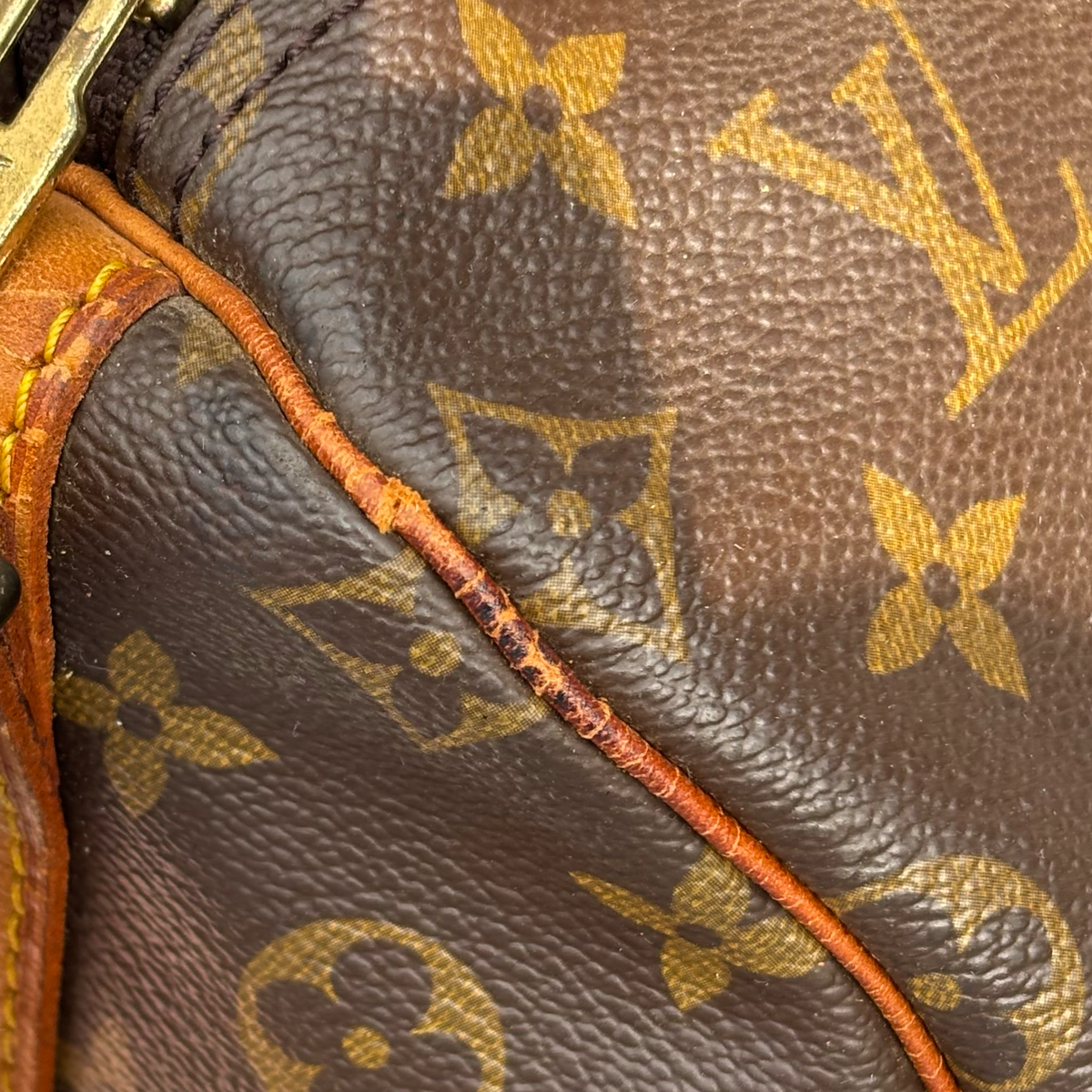 Close-up of piping flaw on vintage Louis Vuitton Bandoulière 55 holdall
