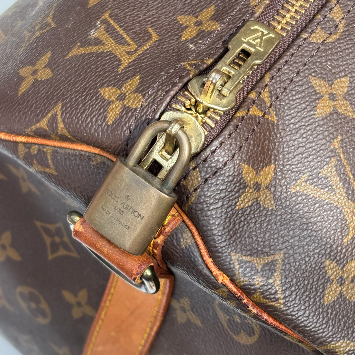 Padlock and zippers on vintage Louis Vuitton Bandoulière 55 holdall, padlock key missing